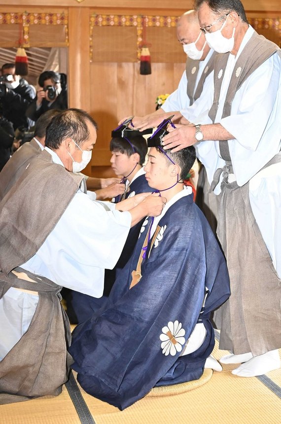 元服式で烏帽子をかぶせてもらう中学生＝９日午前１０時１４分、本巣市文殊、徳山神社