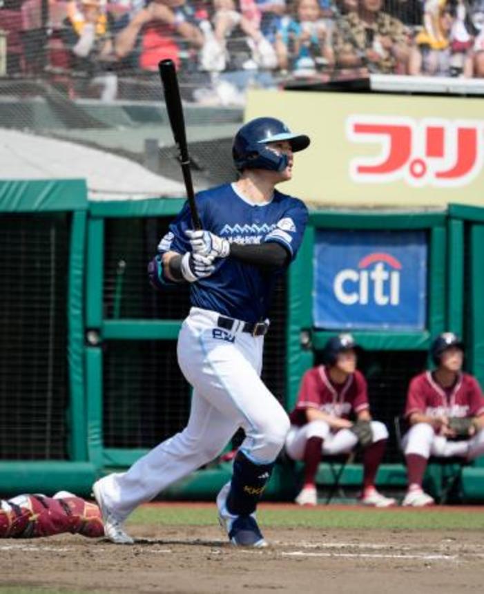 　４回日本ハム１死一、三塁、清宮が右越えに勝ち越し３ランを放つ＝楽天モバイルパーク