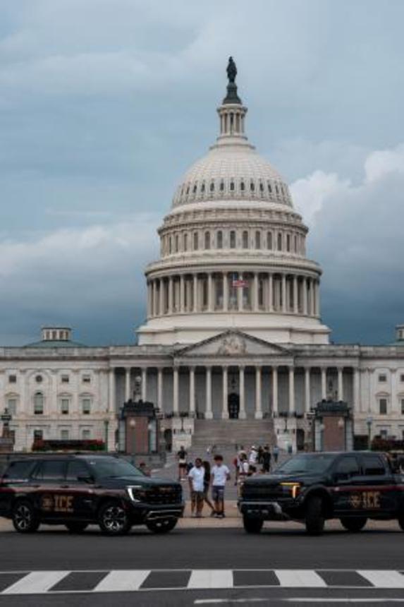 　米ワシントンの議会前に駐車された移民・税関捜査局（ＩＣＥ）の車両＝１３日（ゲッティ＝共同）
