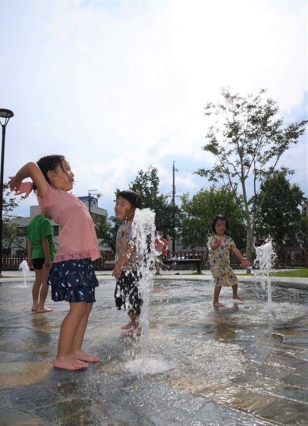 日差しの下、歓声を上げながら噴水で遊ぶ子どもたち＝２５日午後３時５５分、大垣市丸の内、丸の内公園 同じテーマの画像