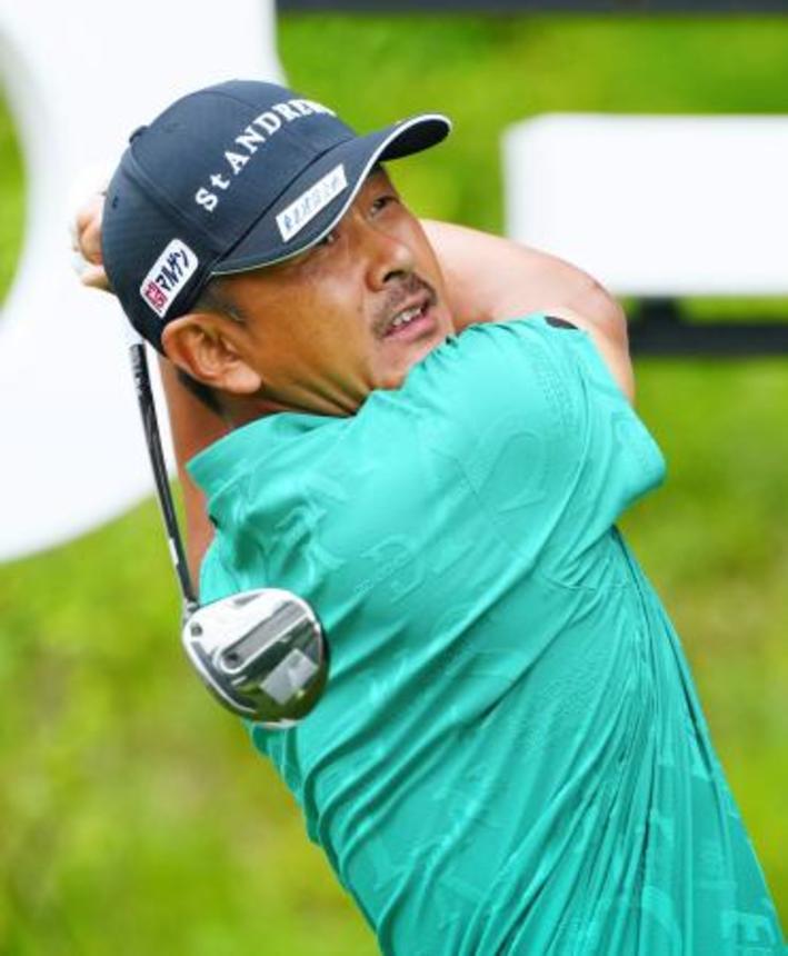 　第２日、１４番でティーショットを放つ岩田寛。通算１１アンダーで２位＝ザ・ヘブンＣＣ（共同）