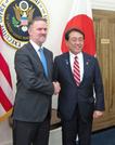 　米ワシントンでの日米関税交渉に際し、握手する赤沢経済再生相（右）と米通商代表部（ＵＳＴＲ）のグリア代表＝２３日（内閣官房提供）