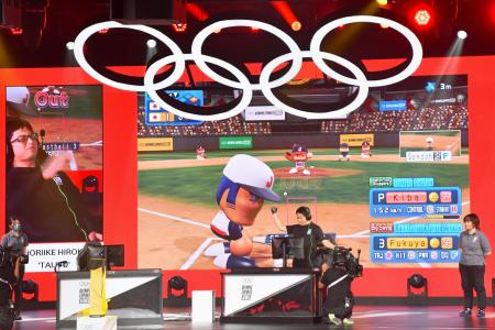 　「オリンピック・ｅスポーツ・シリーズ」の野球ゲームで優勝し、喜ぶ選手（中央）＝２０２３年６月、シンガポール（共同）
