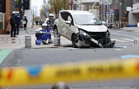 　車が暴走した名古屋市中区栄の事故現場＝４月