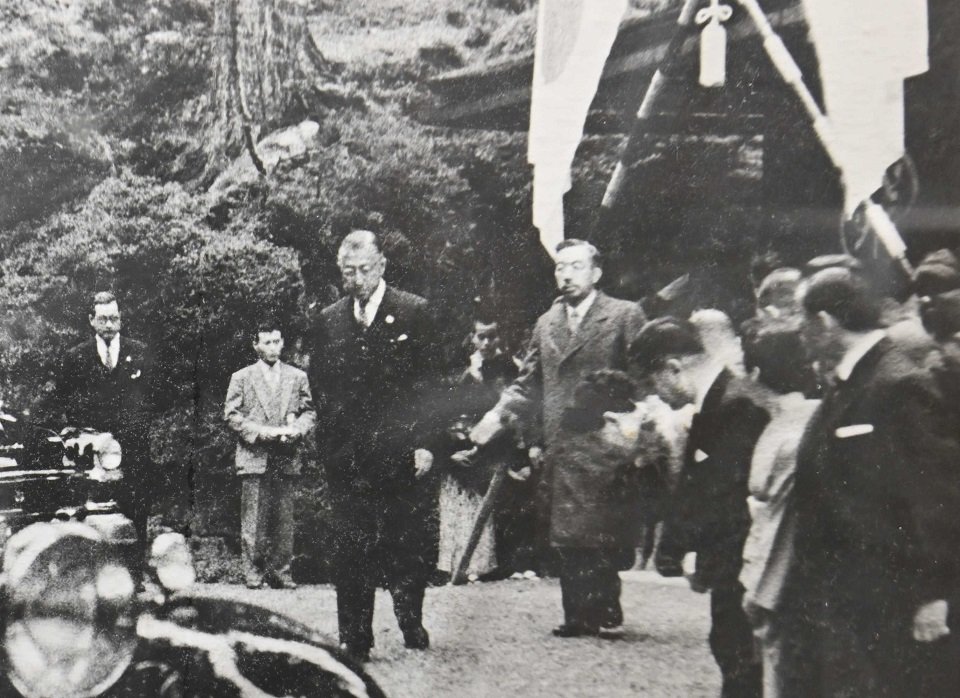 下呂に宿泊された昭和天皇（手前左から２人目）＝１９５８年（湯之島館提供）