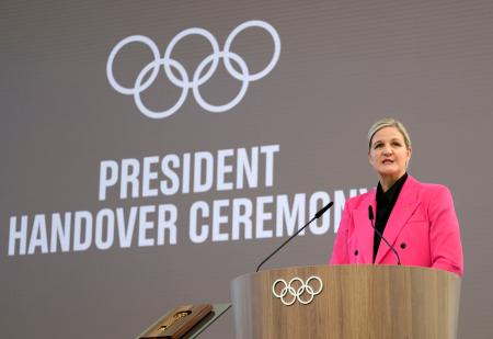 　ＩＯＣの新旧会長引き継ぎ式でスピーチするカースティ・コベントリー氏＝２３日、ローザンヌ（ゲッティ＝共同）
