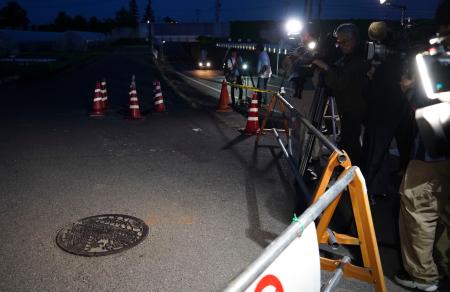 　事故があったマンホール（手前）＝１９日午後７時９分、福島市