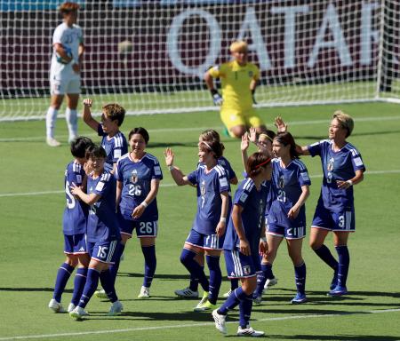 　日本―台湾　試合終了間際、チーム２点目のゴールが決まり喜ぶ女子日本代表＝パース（ゲッティ＝共同）