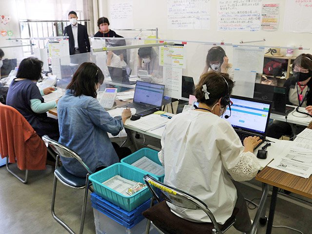 受け付け開始直後から電話申し込みが相次いだ岐阜市ワクチンコールセンター＝１４日午前８時４７分、市保健所