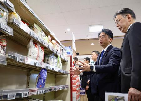　スーパーのコメ売り場を視察する小泉農相（右から２人目）＝２３日午後、東京都江東区（代表撮影）