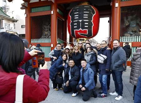 　外国人観光客らでにぎわう東京・浅草の浅草寺雷門前