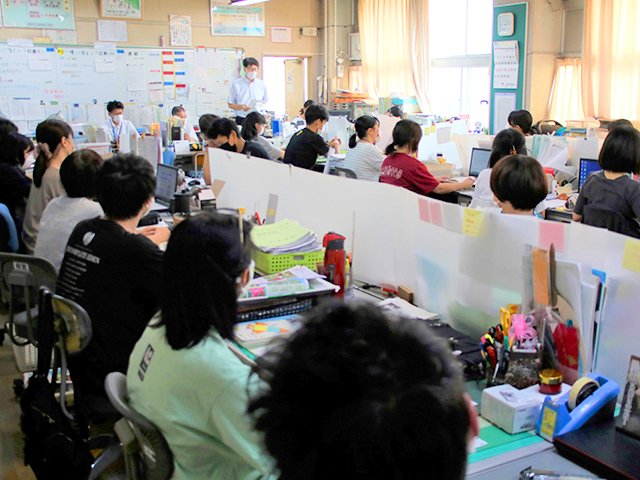 １０月からの全面再開に向けて話し合う教員ら＝２８日午後２時１０分、岐阜市切通、長森南小学校