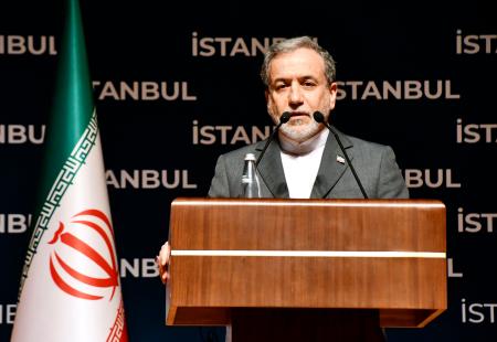 　２２日、トルコ・イスタンブールで記者会見するイランのアラグチ外相（共同）