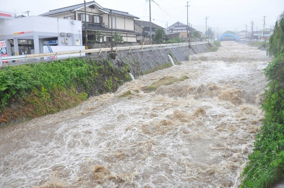 ごう音を上げ、波を立てながら流れる木曽川の支流・四ツ目川＝２日午後２時、中津川市西宮町