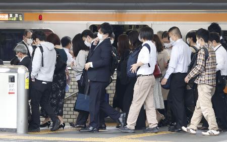 　通勤客らで混雑する駅のホーム＝２０２１年５月、東京都内