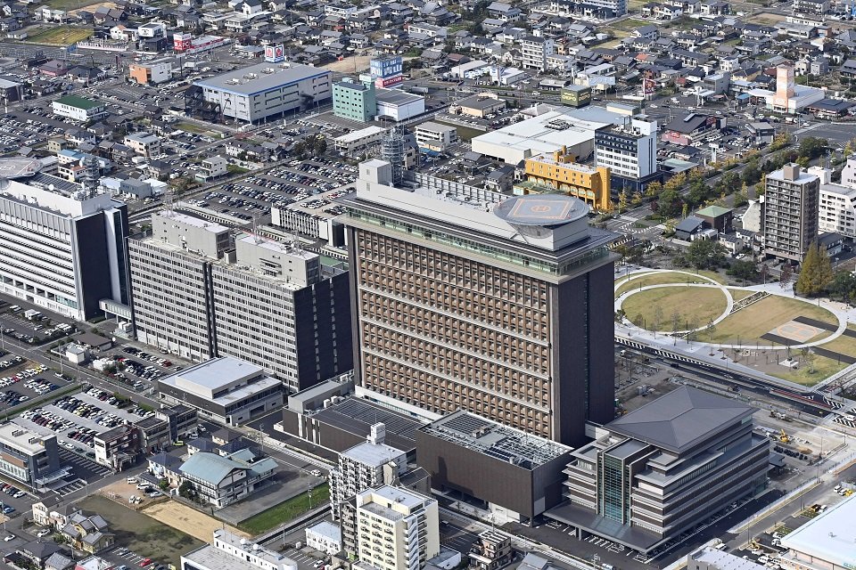 【写真１／９】１６日に竣工式を迎える新県庁舎（手前）。左は現庁舎＝１０月２７日、岐阜市内（本社契約ヘリから）