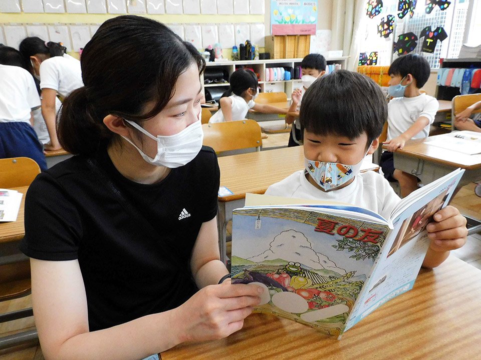 夏の友を手に、担任と夏休みの計画を練る児童。岐阜県ではおなじみの光景だ＝山県市岩佐、美山小学校