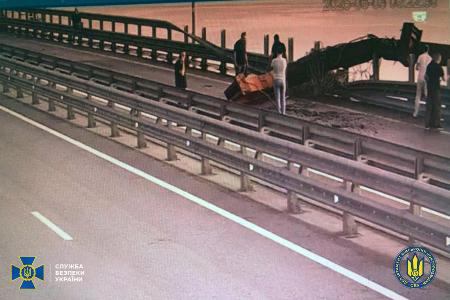 　爆破によって破損されたクリミア橋＝３日（ウクライナ保安局提供、ゲッティ＝共同）