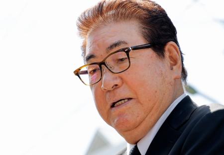 　長嶋茂雄さんの自宅を弔問に訪れ、取材に応じる山本浩二さん＝６日午前