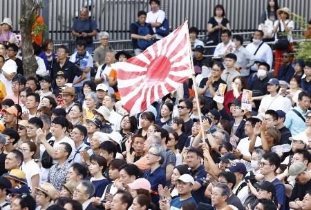 　参院選で街頭演説に耳を傾ける人たち＝１９日、横浜市