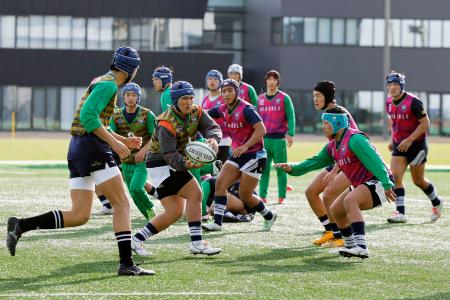 　決勝に向け調整する桐蔭学園の選手たち＝神戸市