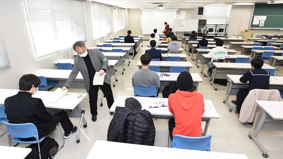 ２次試験の開始を待つ受験生たち＝２５日午前９時２５分、岐阜市柳戸、岐阜大