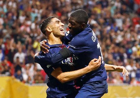 　バイエルン・ミュンヘン戦の試合終了間際、チーム２点目のゴールを決め、ハキミと抱き合い喜ぶパリ・サンジェルマンのデンベレ（右）＝アトランタ（ロイター＝共同）
