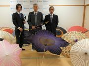 岐阜和傘を紹介する平野明宏さん（中央）ら＝１８日午前、名古屋市中区、中部経済産業局