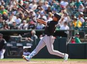 　アスレチックス戦の５回、８号２ランを放つホワイトソックス・村上＝サクラメント（共同）