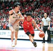 　宇都宮―千葉Ｊ、第４クオーター、競り合う宇都宮・小川（左）と千葉Ｊ・富樫＝国立代々木競技場