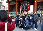 　外国人観光客らでにぎわう東京・浅草の浅草寺雷門前