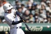 　高知農―日本文理　５回表日本文理１死一塁、秦が左中間に適時三塁打を放つ＝甲子園
