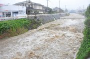 ごう音を上げ、波を立てながら流れる木曽川の支流・四ツ目川＝２日午後２時、中津川市西宮町