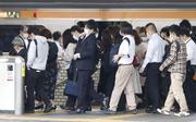 　通勤客らで混雑する駅のホーム＝２０２１年５月、東京都内