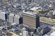 【写真１／９】１６日に竣工式を迎える新県庁舎（手前）。左は現庁舎＝１０月２７日、岐阜市内（本社契約ヘリから）