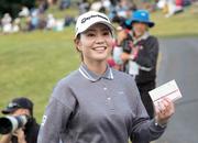 　第２日、ホールアウトした山路晶。通算１１アンダーで首位＝武蔵丘コース