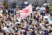　参院選で街頭演説に耳を傾ける人たち＝１９日、横浜市