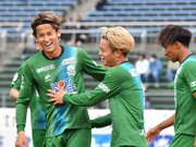 ＦＣ岐阜×北九州＝前半２１分に先制ゴールを決めて喜ぶＦＣ岐阜のＦＷ藤岡（左）とアシストしたＭＦ窪田（中央）＝長良川競技場