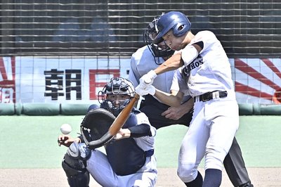 大垣日大×帝京大可児＝４回表、大垣日大は山口の犠飛で１点追加＝長良川