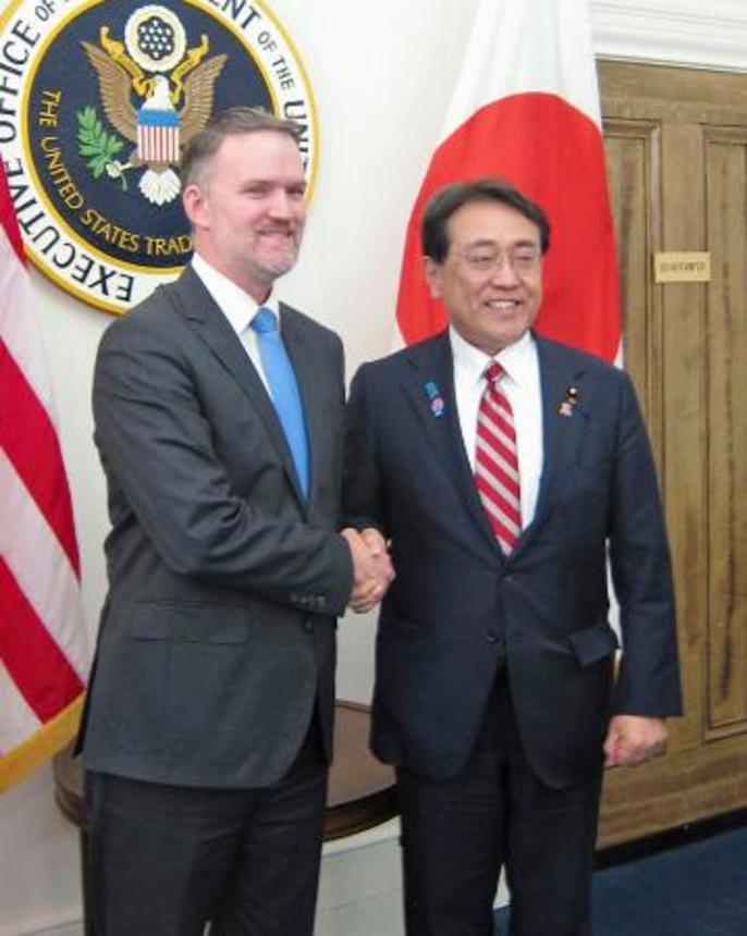 　米ワシントンでの日米関税交渉に際し、握手する赤沢経済再生相（右）と米通商代表部（ＵＳＴＲ）のグリア代表＝２３日（内閣官房提供）