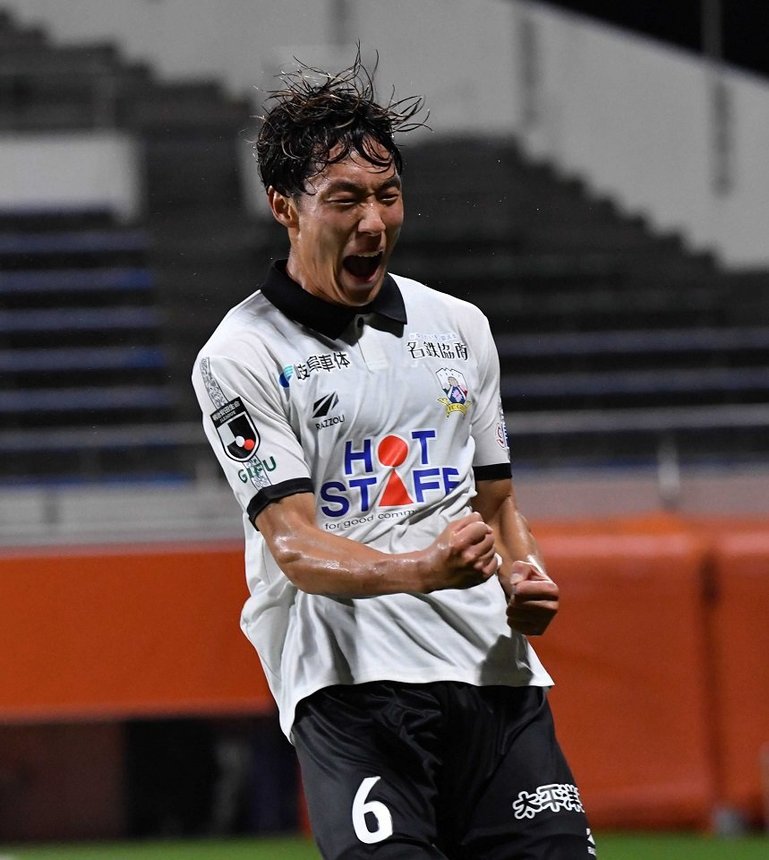 ＦＣ岐阜×清水＝延長前半１３分、ＦＣ岐阜のＭＦ北が勝ち越しゴールを決める＝ＩＡＩスタジアム日本平