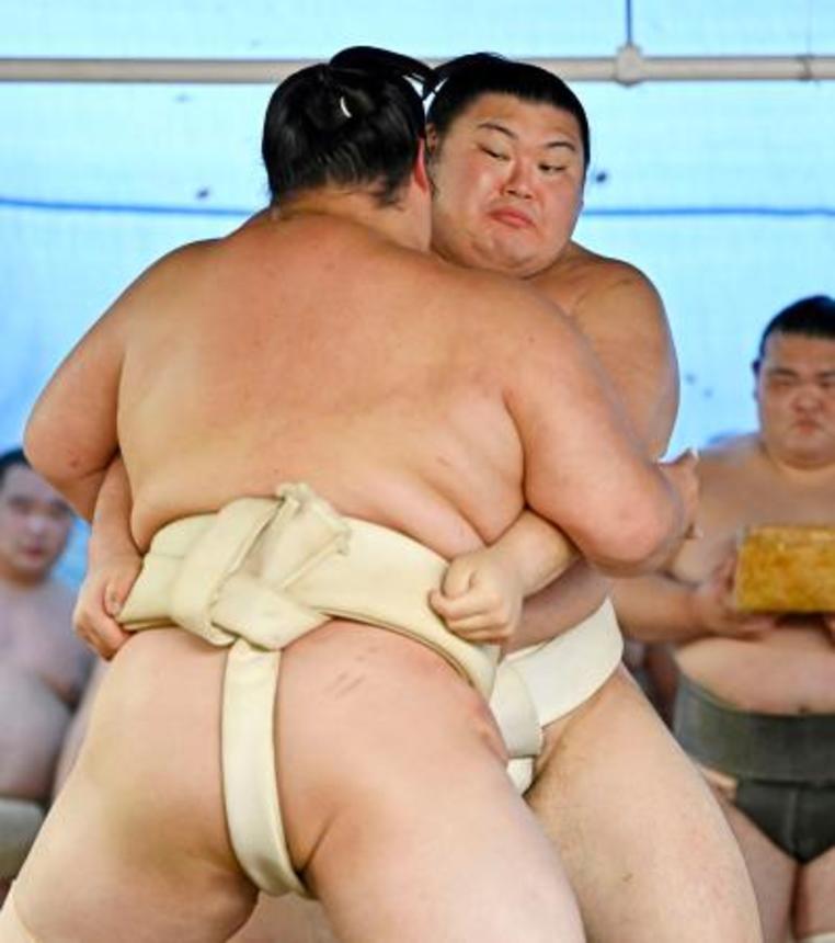　二所ノ関一門の連合稽古で琴桜（手前）と相撲を取る大の里＝名古屋市の高田川部屋宿舎