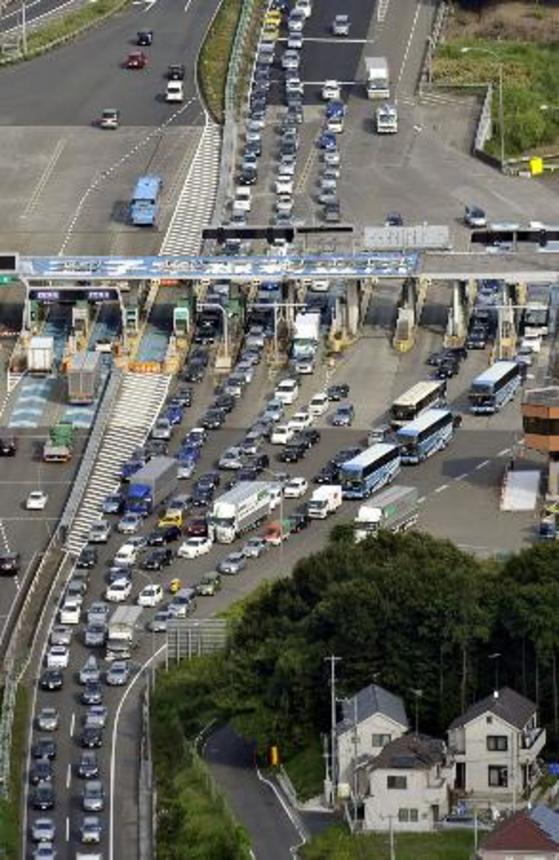 　渋滞する中央自動車道下り線の八王子料金所付近＝２０１０年