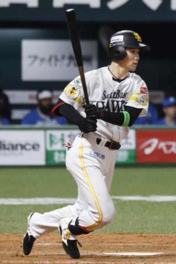 　４回ソフトバンク１死満塁、庄子が右前に同点打を放つ＝みずほペイペイドーム