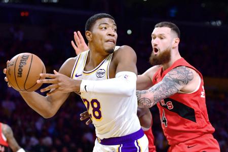 　ラプターズ戦でプレーするレーカーズの八村（左）＝ロサンゼルス（イマジンイメージズ・ロイター＝共同）