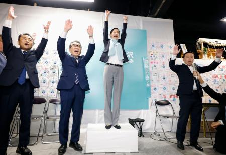 　横浜市長選で初当選を決め、万歳する原沢敦美氏（左から３人目）＝１８日午後、横浜市