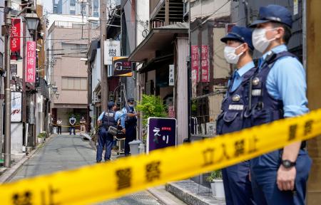 　ガールズバーで女性２人が刺される事件があった、繁華街の現場付近＝６日午前９時４６分、浜松市中央区