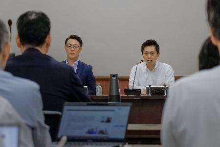 　副首都推進本部会議で発言する大阪府の吉村洋文知事（右）＝１７日午後、大阪府庁