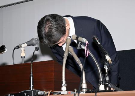 　大川原化工機を巡る冤罪事件で、記者会見で謝罪する迫田裕治警視総監＝７日午前、警視庁