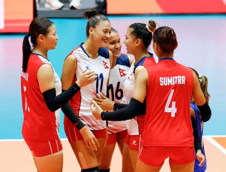 　バレーボール女子１次リーグで日本と対戦し、得点を喜ぶネパール選手＝１６日、小牧市スポーツ公園総合体育館